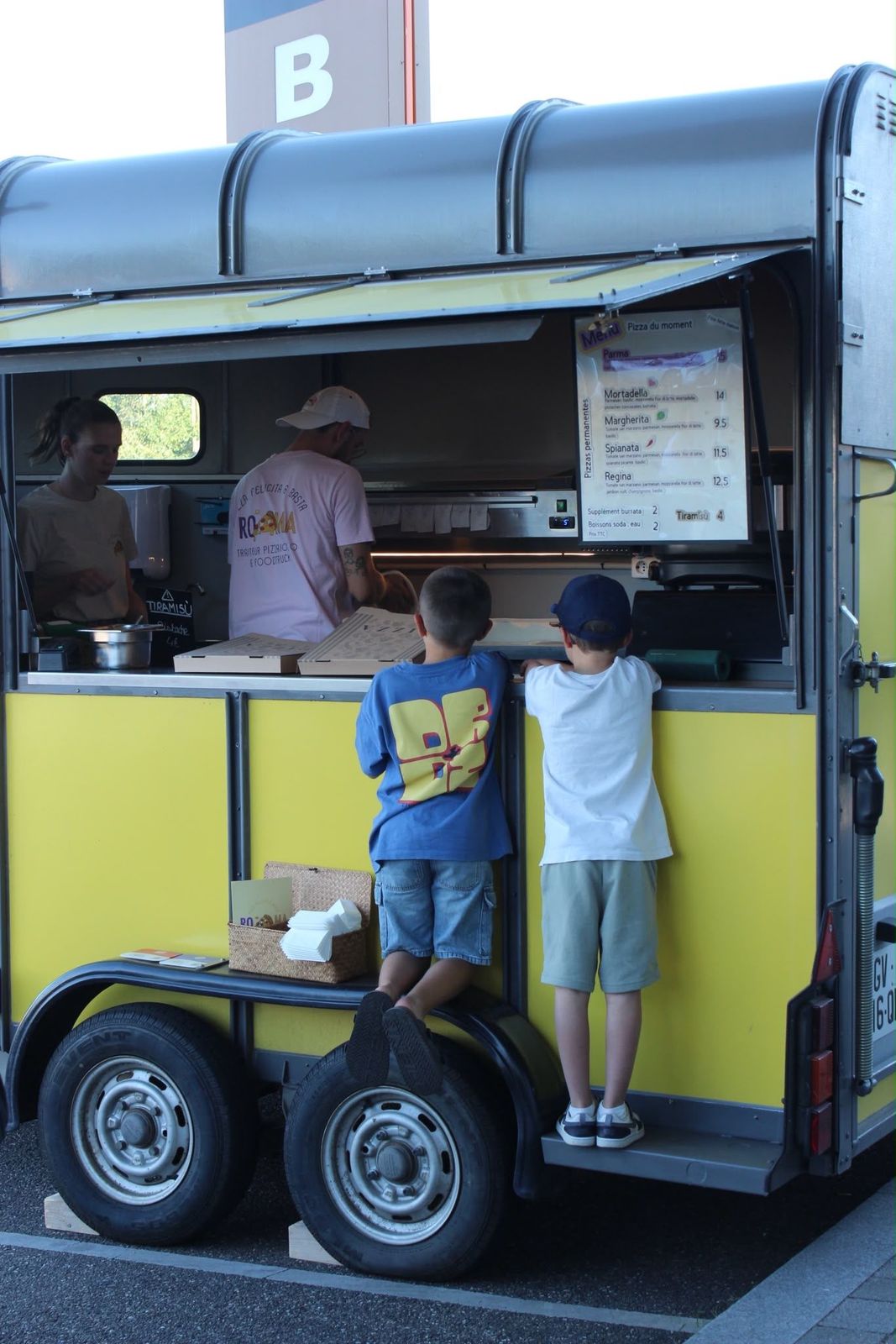Des enfants au comptoir du foodtruck