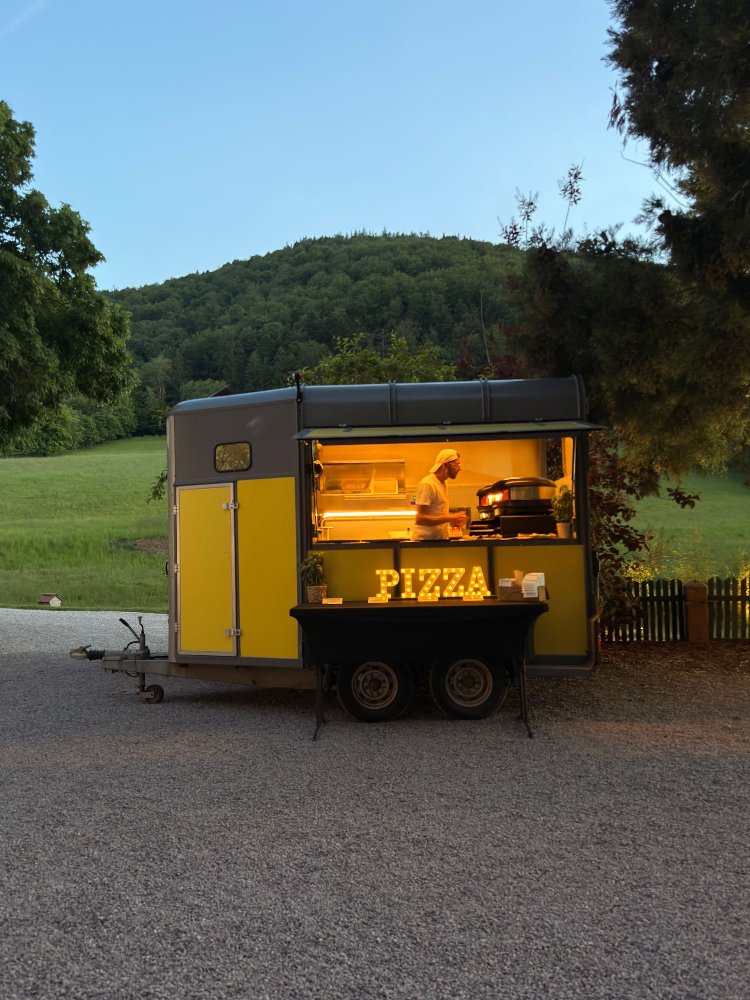 Le foodtruck RO MA PIZZA à la tombée du jour