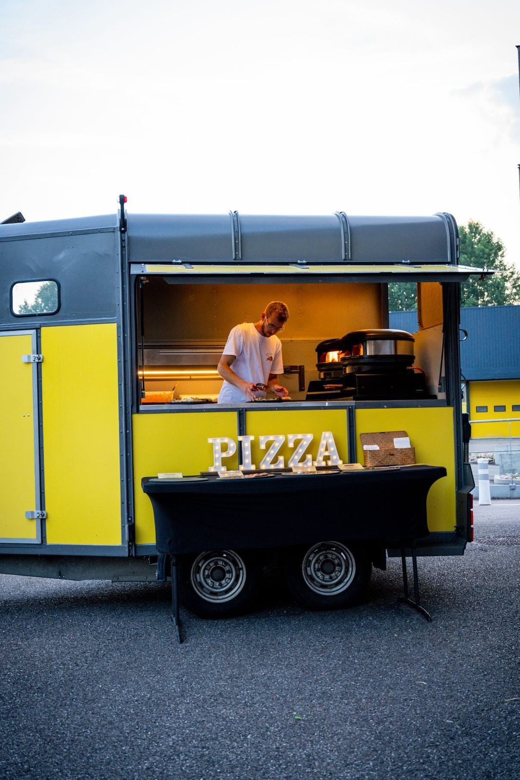 Le foodtruck jaune RO MA PIZZA, ancienne remorque à cheval restaurée
