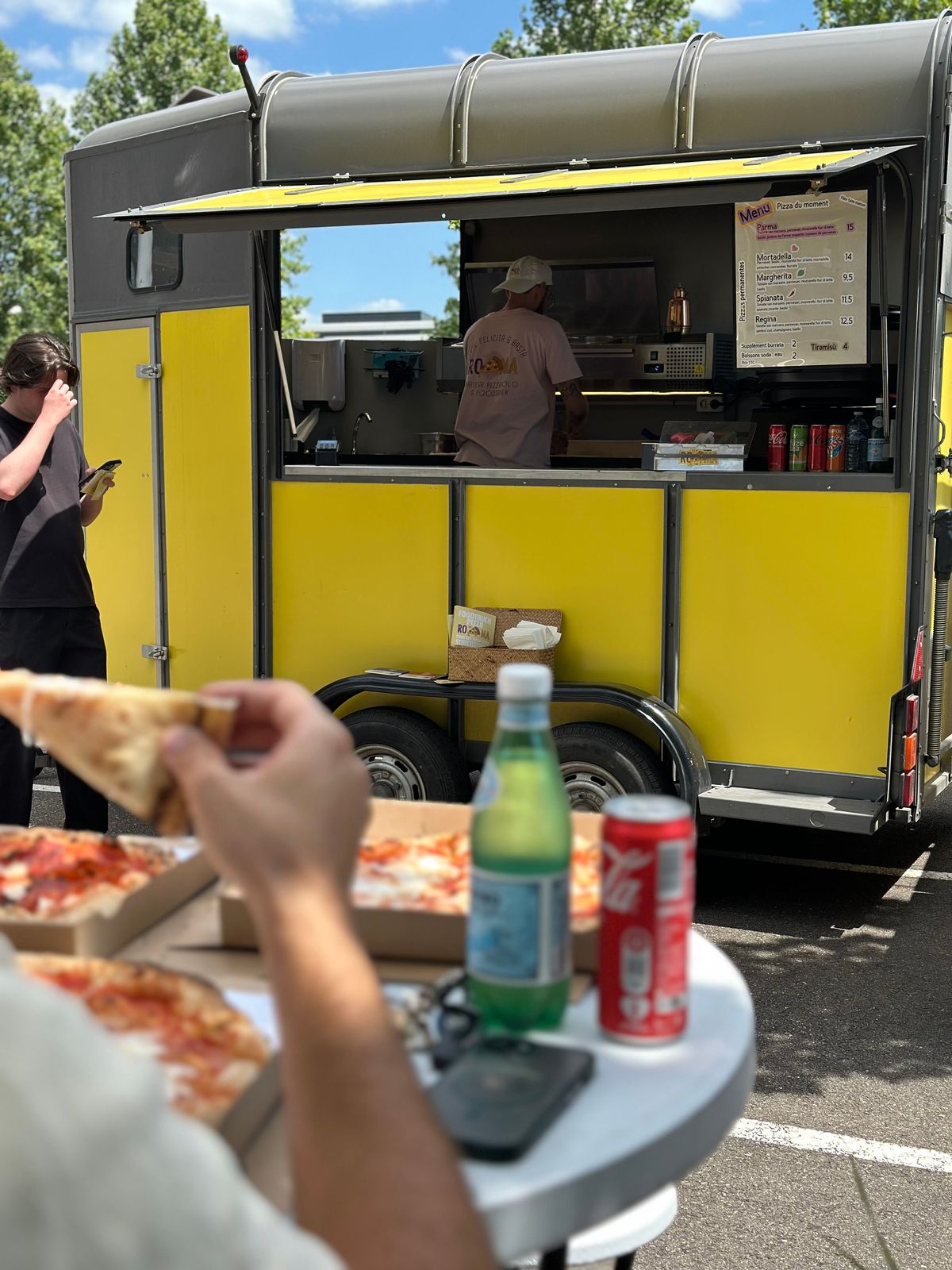 Pause déjeuner devant le foodtruck
