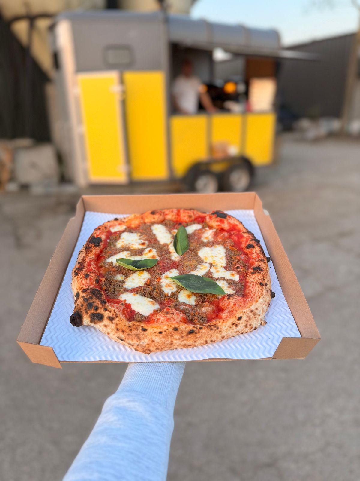 Pizza à emporter devant le foodtruck