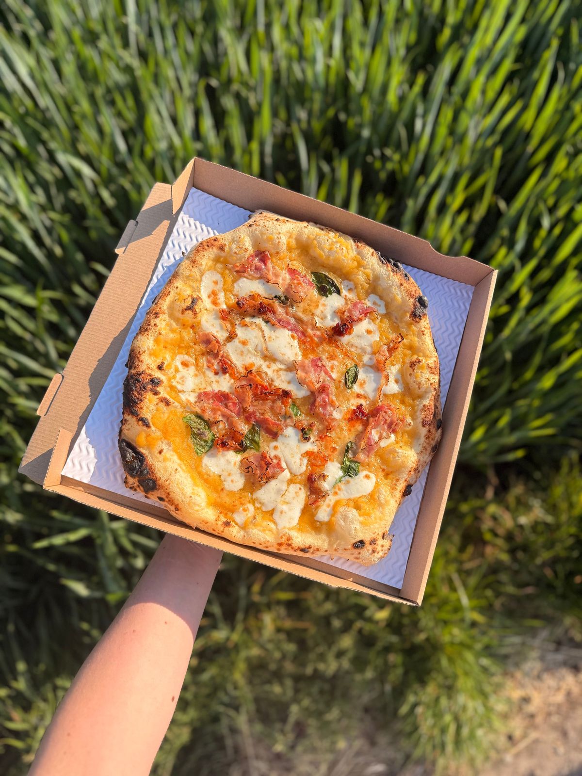 Pizza à emporter dans sa boîte