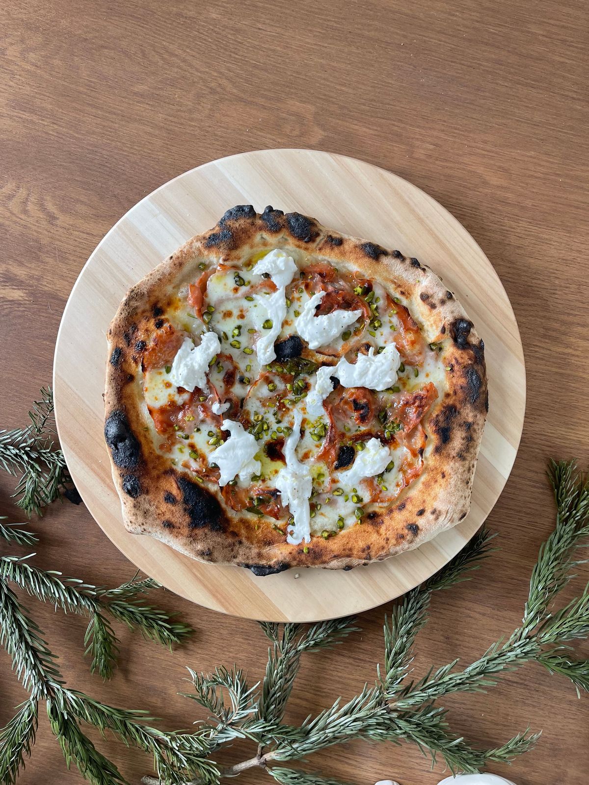 Pizza servie sur une planche en bois