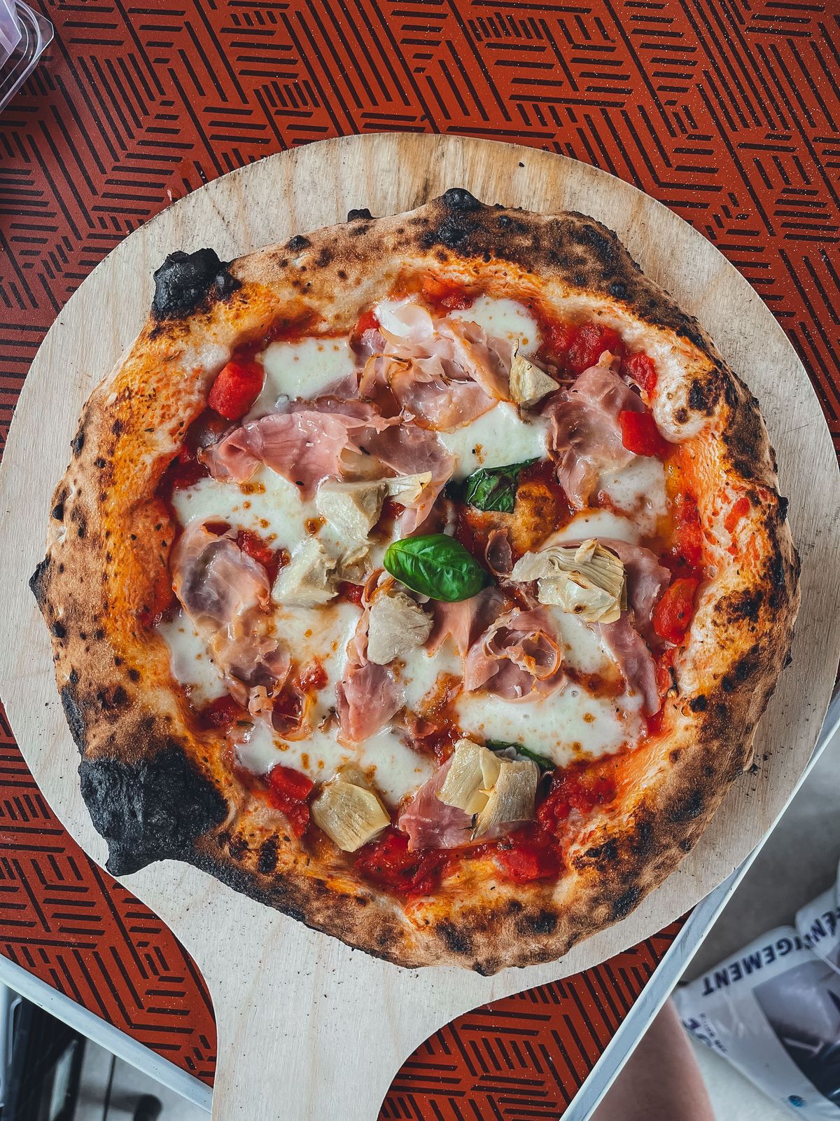Pizza au jambon sur une planche