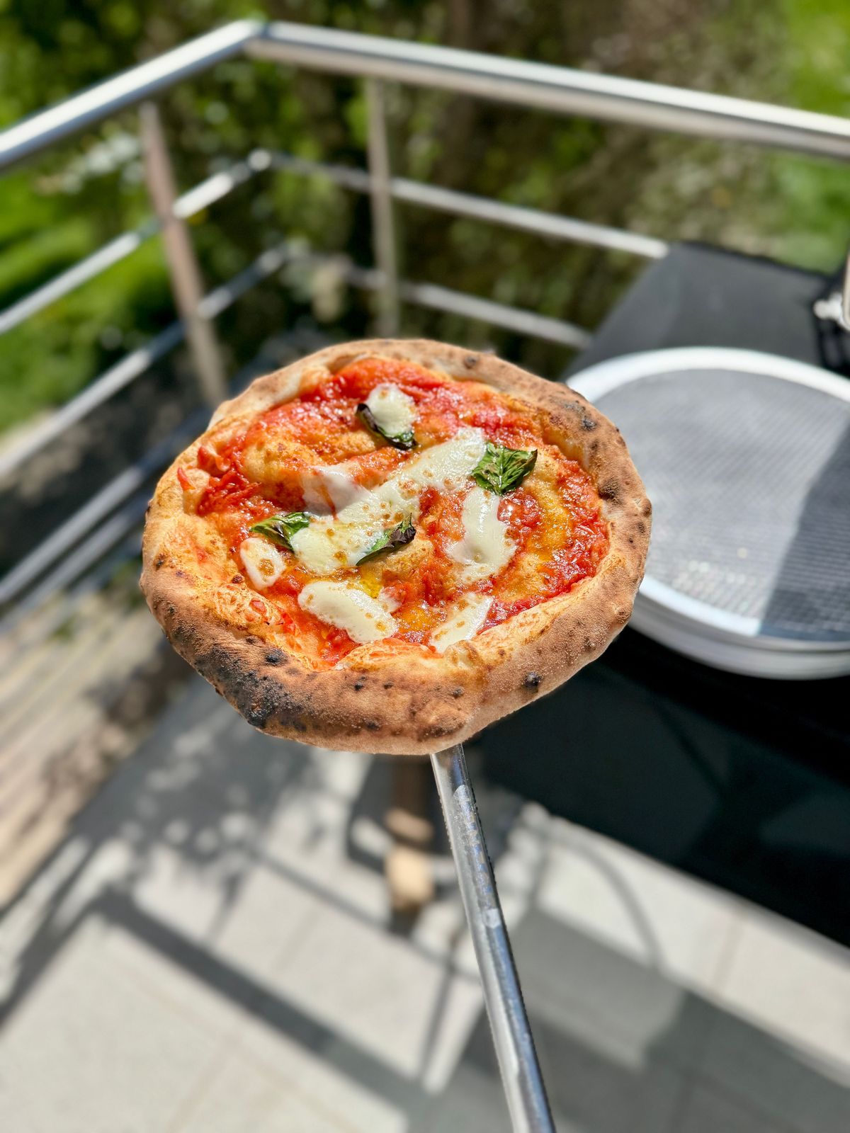 Pizza sur la pelle, au soleil