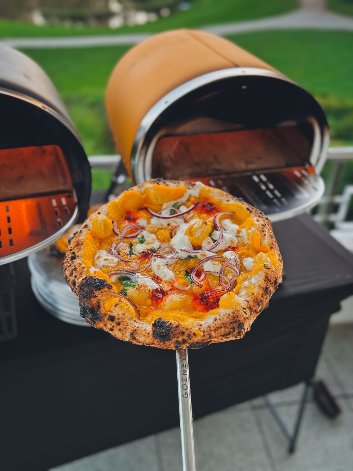 Pizza sur la pelle, tout juste sortie du four