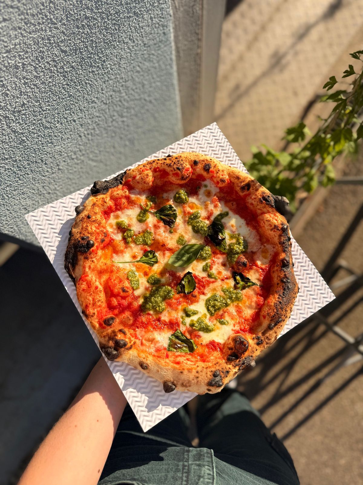 Pizza au pesto en plein soleil