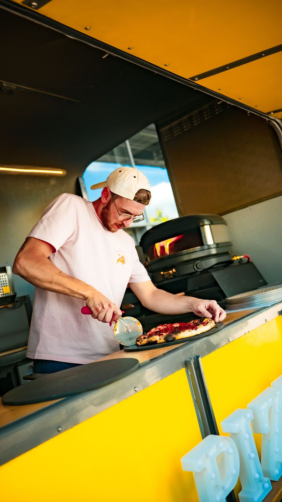 Le pizzaïolo découpe une pizza