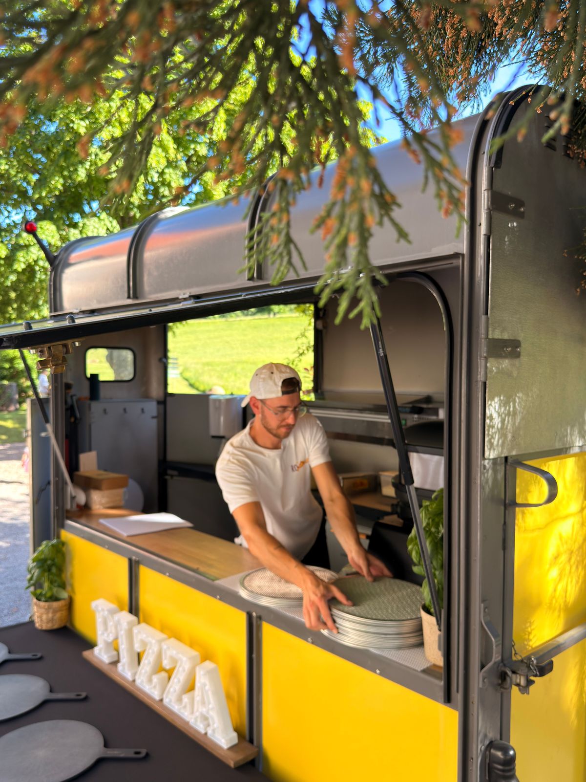Le pizzaïolo prépare les pizzas dans le foodtruck